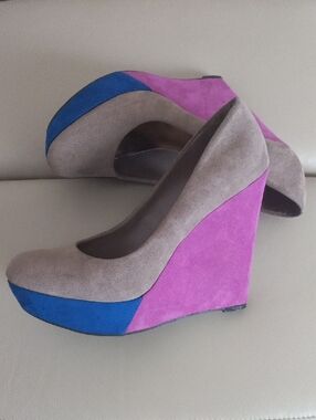 Worthington Taupe Suede Wedges with Pink and Blue Accents Size 7.5 Vibrant Shoes